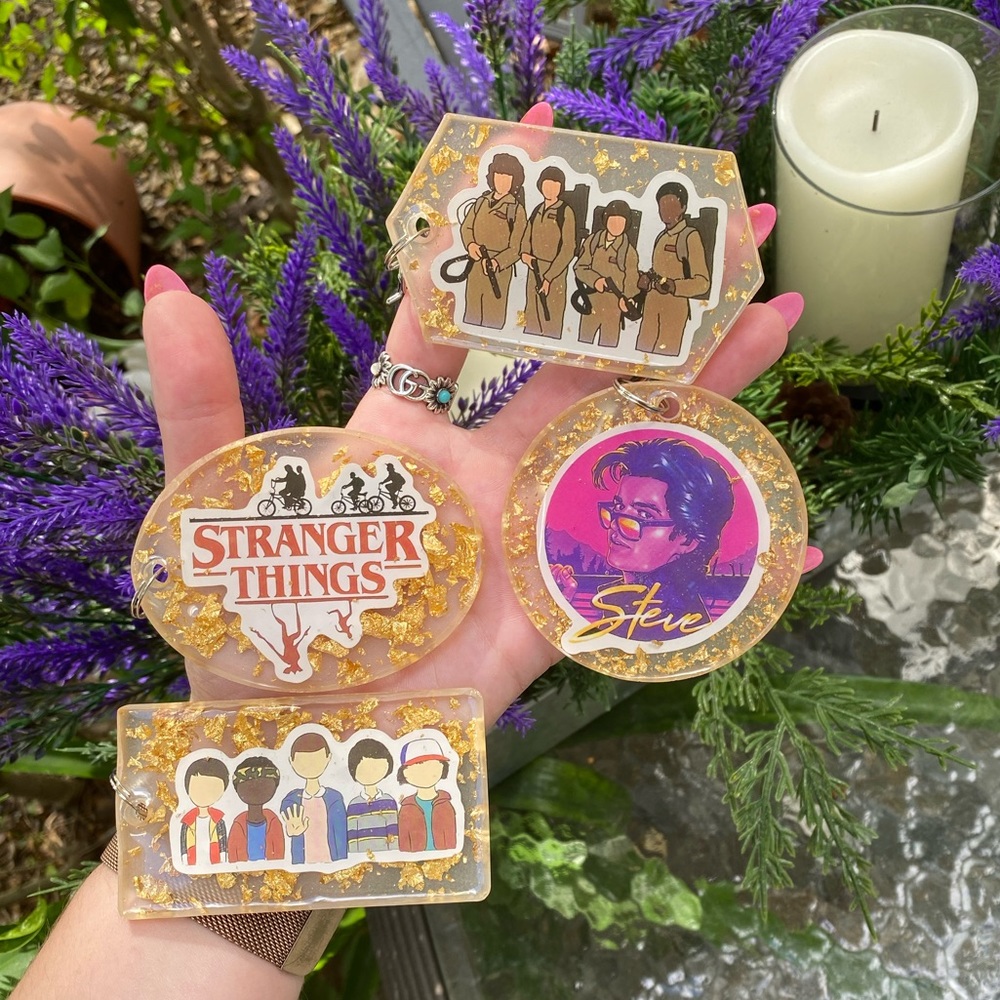 2 PACK Stranger Things Sticker & Gold Flakes Resin Keychains MYSTERY BUNDLE - Picture 10 of 16